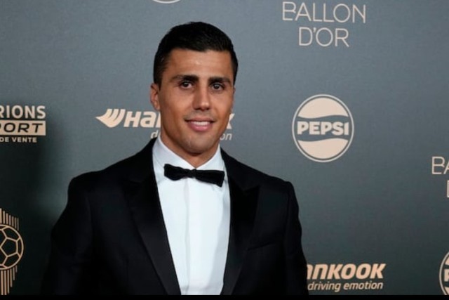 躺着进球，热那亚前锋科隆博在倒地情况下一脚完成破门（倒地卧射破门，热那亚前锋科隆博一脚建功）