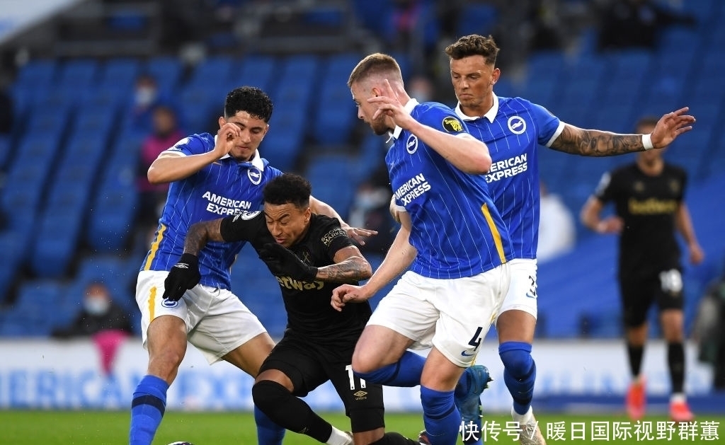 AC米兰主场3-2逆转都灵，40岁魔笛全场发挥，助力球队重返榜首，展现强大实力与斗志。（AC米兰3-2主场翻盘都灵，40岁魔笛统治全场，红黑军团重返榜首）