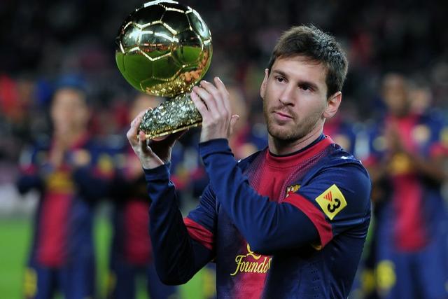 经纪人：莱万不会在冬窗离开巴萨，他专注于帮巴萨赢更多冠军（莱万经纪人：冬窗肯定不走，专注助巴萨争夺更多冠军）