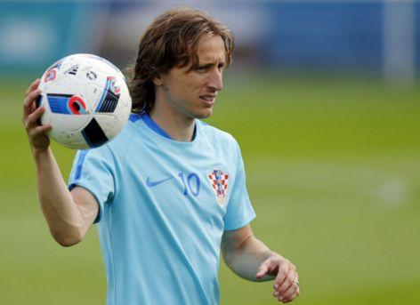 莫德里奇：我从小就是米兰球迷；希望意大利能晋级世界杯（莫德里奇自曝自幼钟情米兰：盼意大利闯进世界杯）